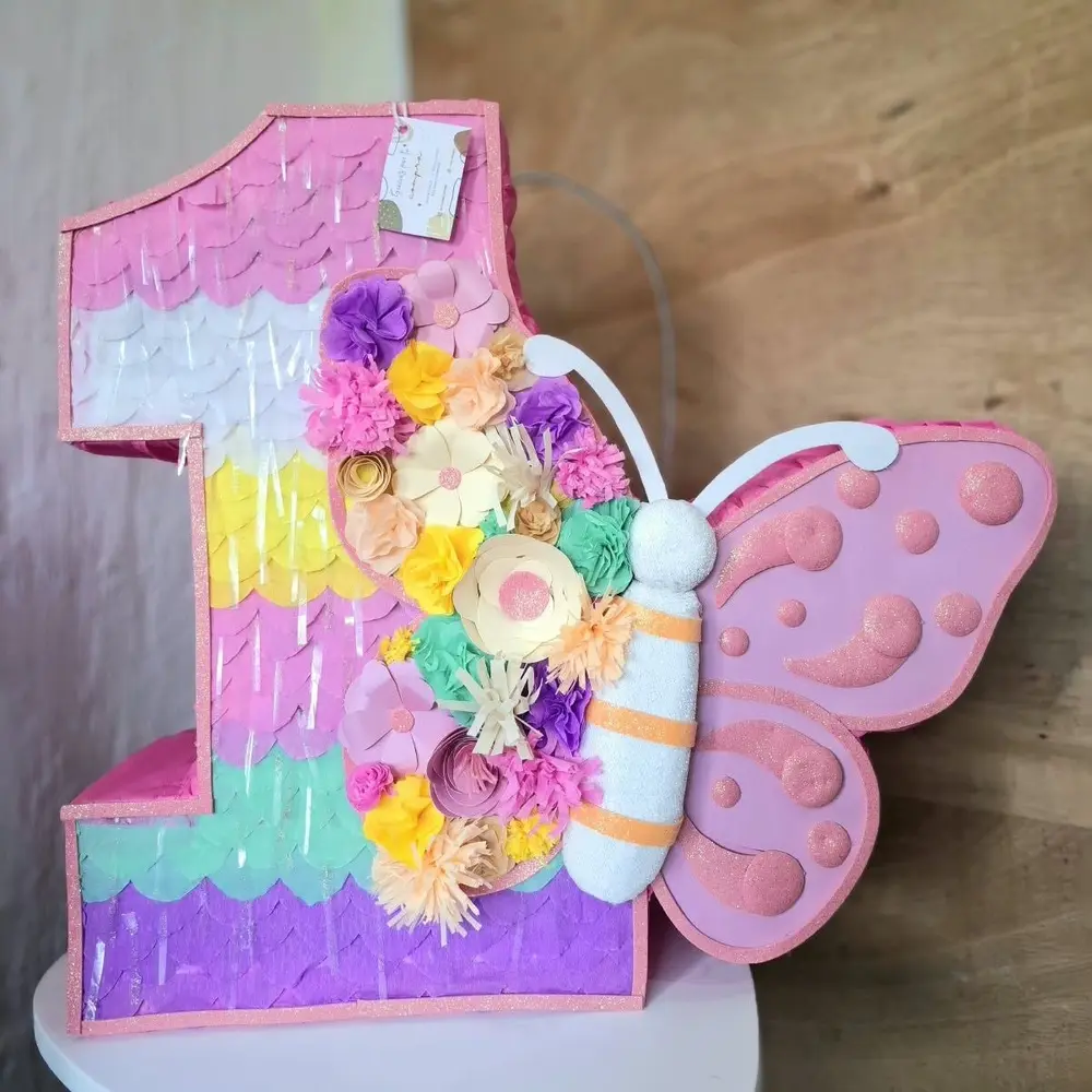 Piñata personalizada de mariposa elaborada por Cornelia