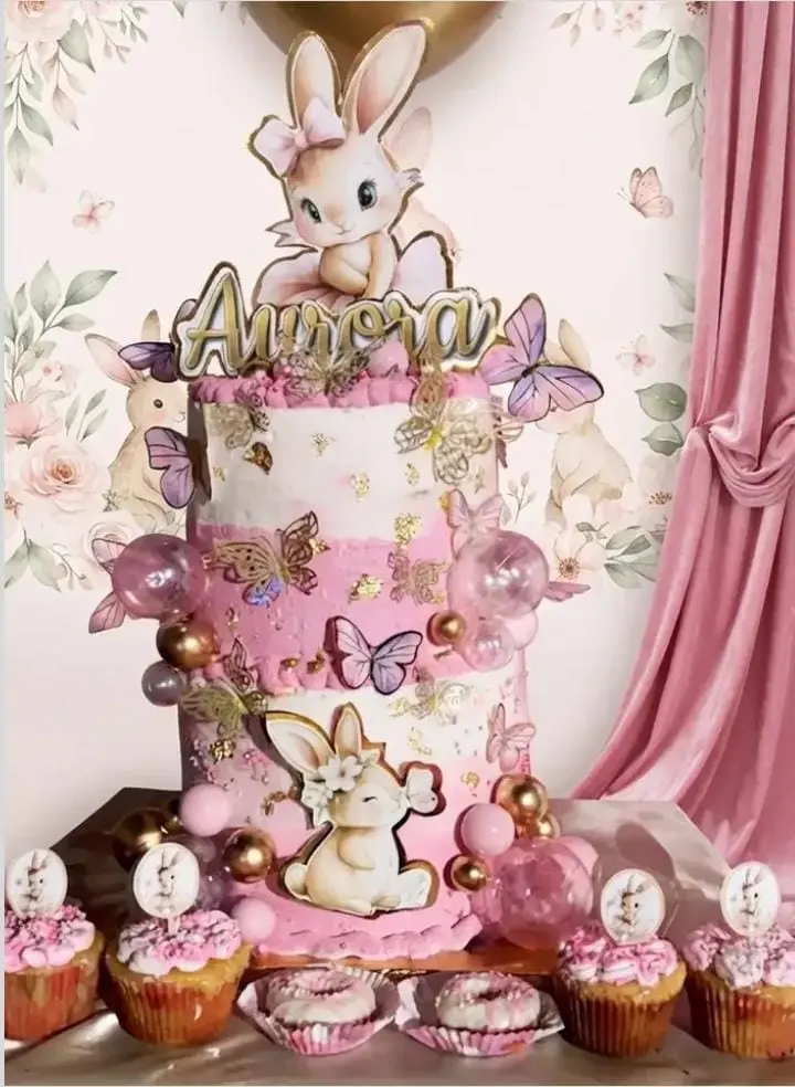 Torta temática de conejita y ponqués decorados elaborados por Mashsweetdolce